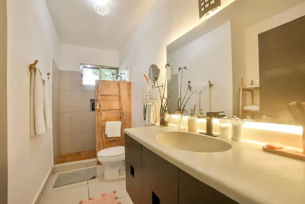Lovely 2 Bdrm Condo In Gated Community & Pool View Playa del Carmen