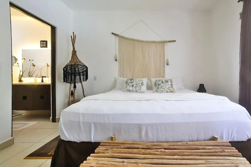 Lovely 2 Bdrm Condo In Gated Community & Pool View Playa del Carmen